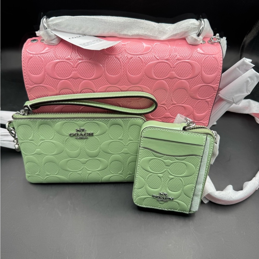 Coach Green Wristlet With Heart - Picture 4 of 4